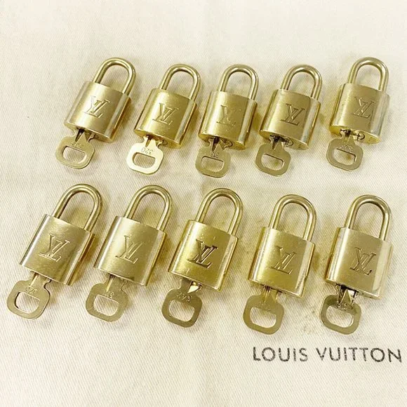 Authentic LOUIS VUITTON LV 10 SET PADLOCK CADENA KEY BAG CHARM GOLD PLATED - Picture 4 of 4